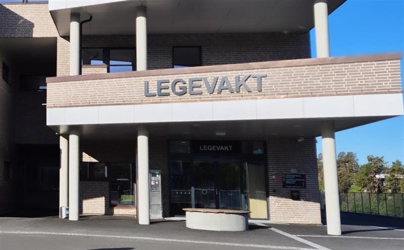 Bilde av inngangspartiet til legevakten og Klinkenberg legesenter