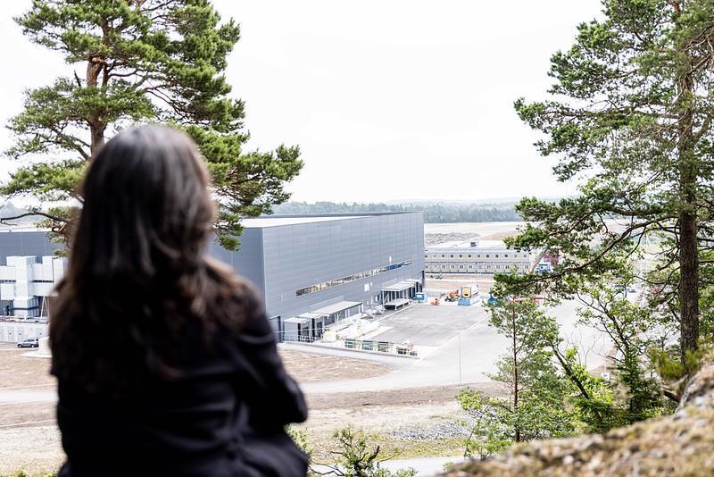 Kvinne ser ut over den batterifabrikken ved Eyde material park