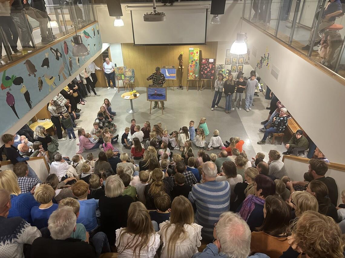 Amfi med mange mennesker og en mann på scenen - Klikk for stort bilde