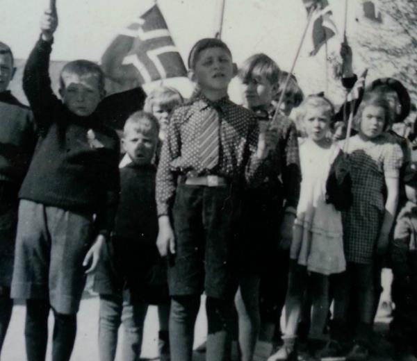 Glade barn feirer 17.mai på Guldsmedengen på Hisøy ca 1932. Bilde utlånt av Anita Pettersen. - Klikk for stort bilde