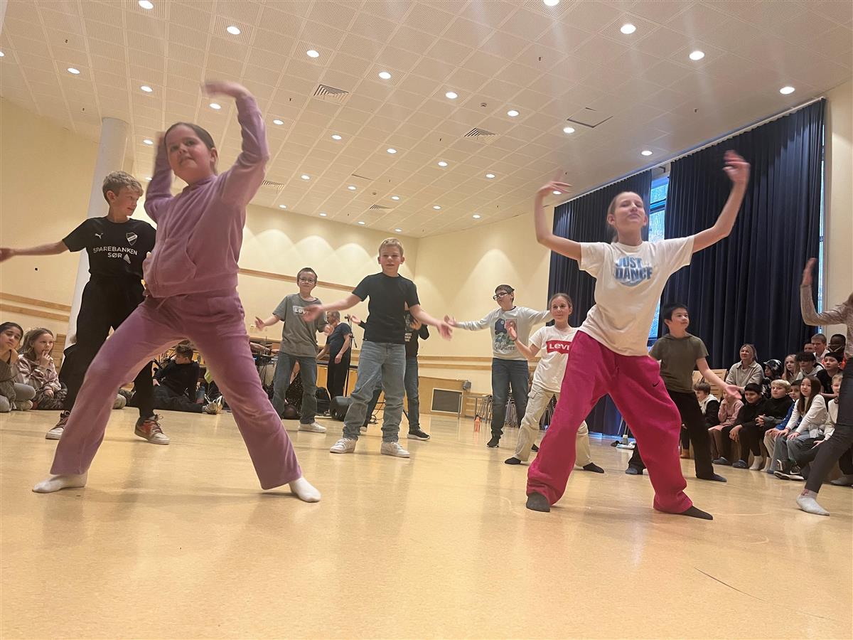 Barn danser halling i et klasserom - Klikk for stort bilde