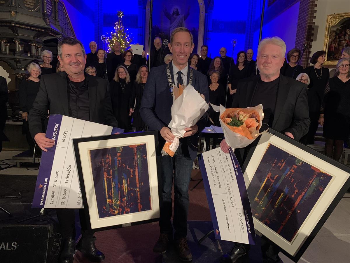 Varaordfører Terje Eikin flankert av prisvinnerne Arild Strand (til venstre) og Hans Jakob Epland (til høyre). - Klikk for stort bilde